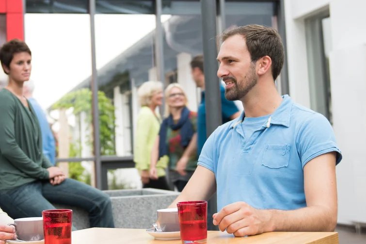 Ein Mann macht eine Kaffeepause.