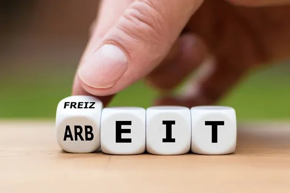 Auf Würfeln steht Freizeitausgleich