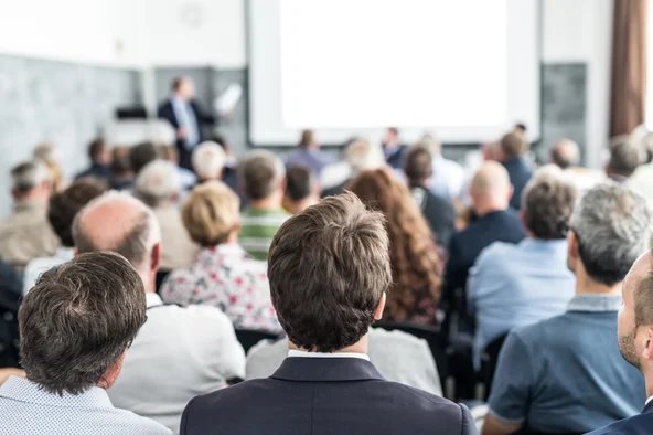 Versammlung von Personen bei einer Präsentation