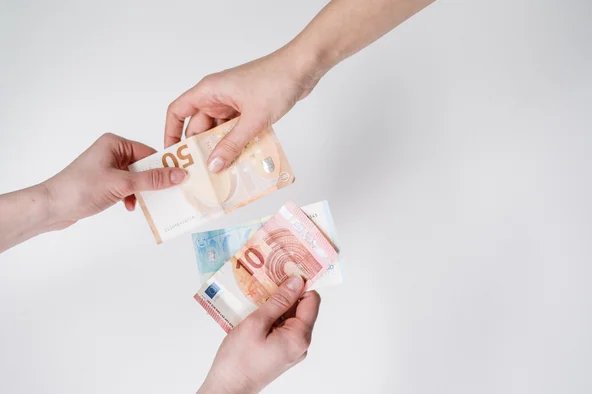 Geldscheine in Händen