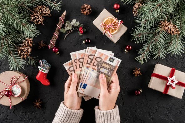 Weihnachtsgeld Euroscheine in Händen