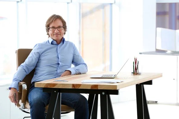 Betriebsratsmitglied sitzt am Schreibtisch im Betriebsratsbüro