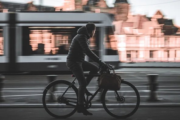 Ein Mann fährt mit seinem Dienstfahrrad in die Arbeit