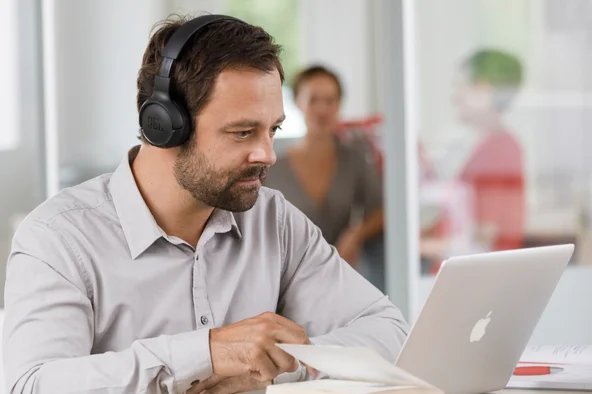 Ein Betriebsrat führt eine Online-Sitzung durch