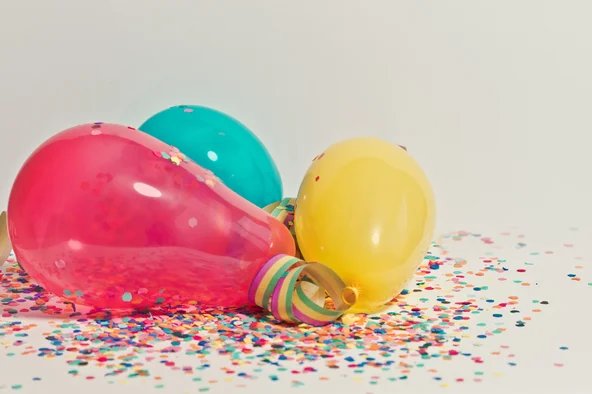 Luftballons und Konfetti
