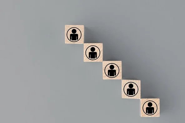 Würfel sind angeordnet, um die Kurzarbeit widerzuspiegeln