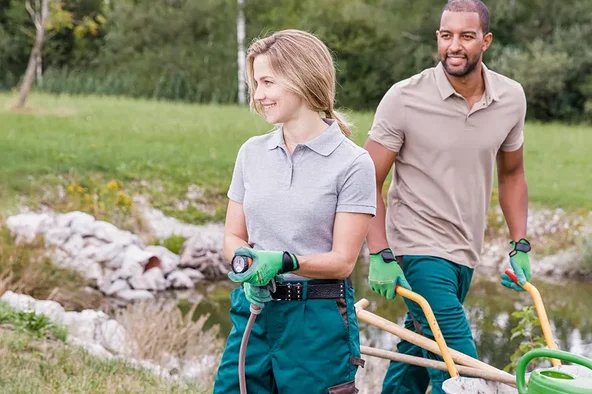 Zwei Personen befinden sich im Bereitschaftsdienst