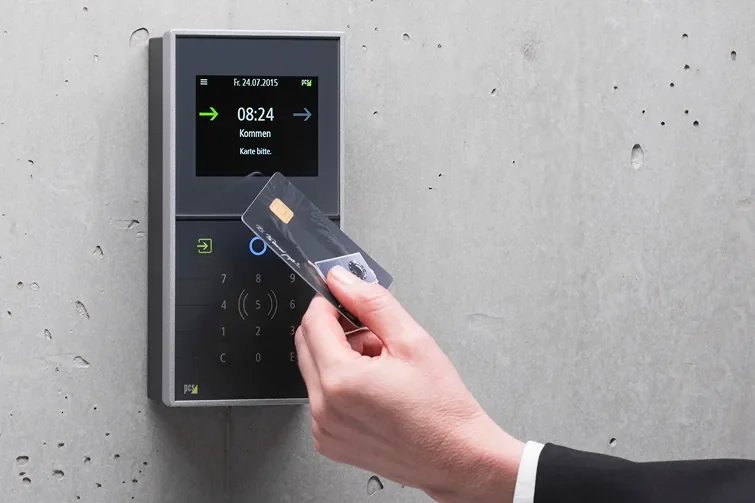 Person erfasst seine Arbeitszeit