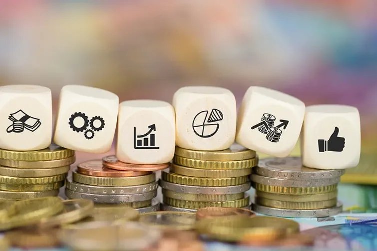 Ein Teil des Bruttolohns liegt in Geldstücken auf einem Tisch