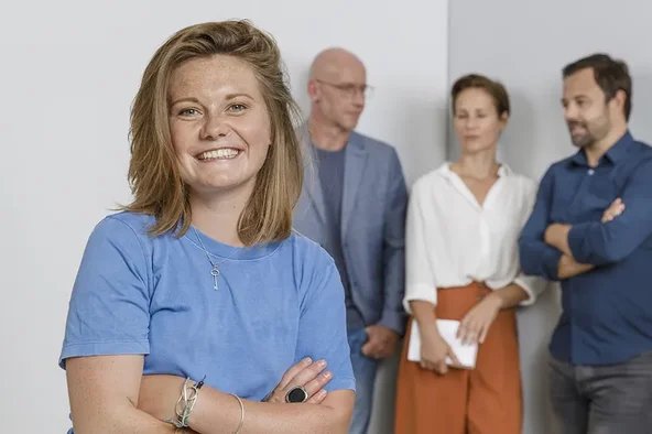 Eine Frau ist neu in der JAV und freut sich über die ersten Schritte im Amt