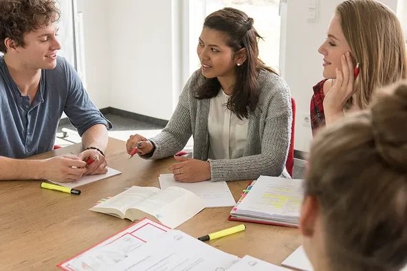 Person nimmt an einer JAV-Sitzung teil