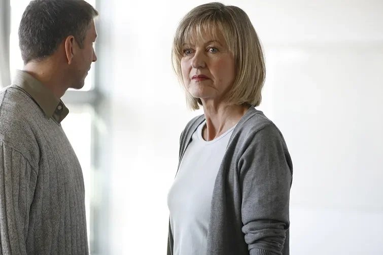 Frau bekommt eine Abfindung