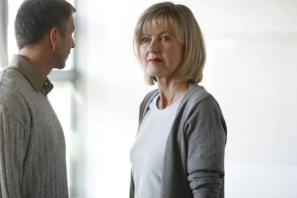 Frau bekommt eine Abfindung