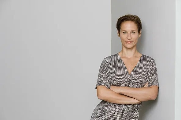 Person bekommt einen Arbeitsvertrag