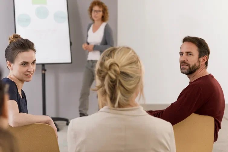 Personen beraten sich über den Personalfragebogen