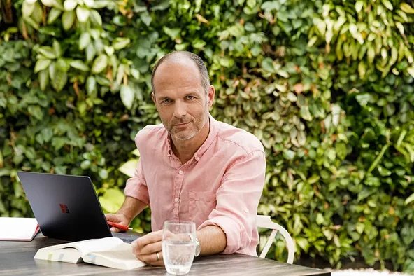 Mann bekommt einen Aufhebungsvertrag