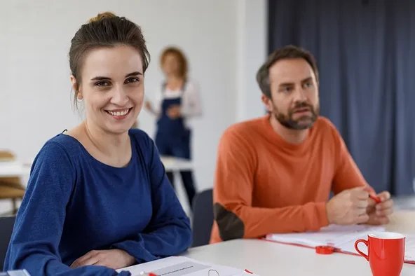 Personen lernen das Beschwerderecht der Arbeitnehmer in einem Seminar kennen