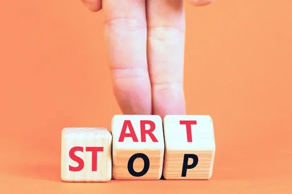 Holzwürfel mit den Wörtern STOP und START – Symbol für die Anfechtung der Betriebsratswahl.