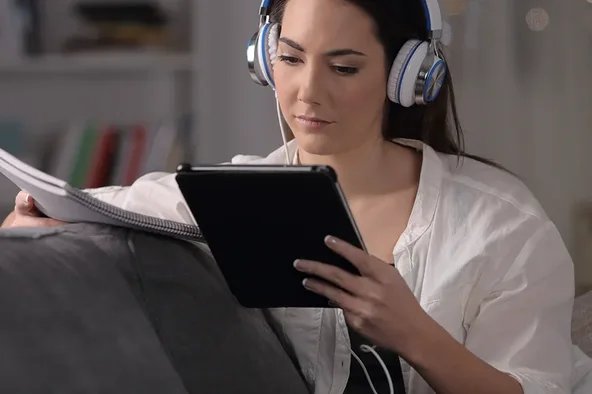 Eine Arbeitgeberin hat flexible Arbeitszeiten.