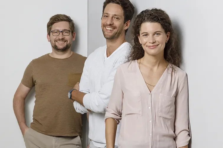 Drei Personen sind auf Dienstreise.