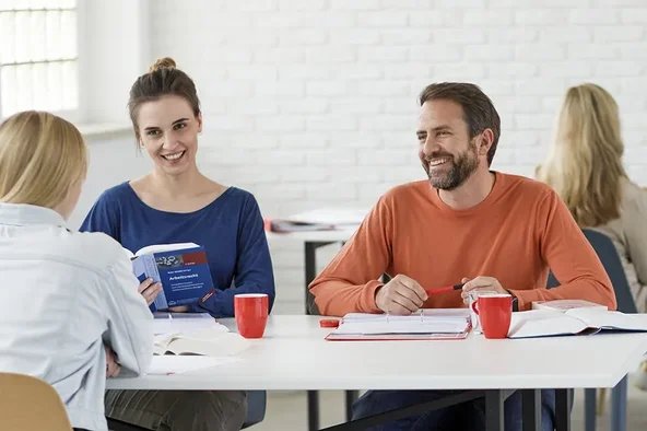 Personen beraten sich über den Kündigungsschutz der Jugend- und Auszubildendenvertretung