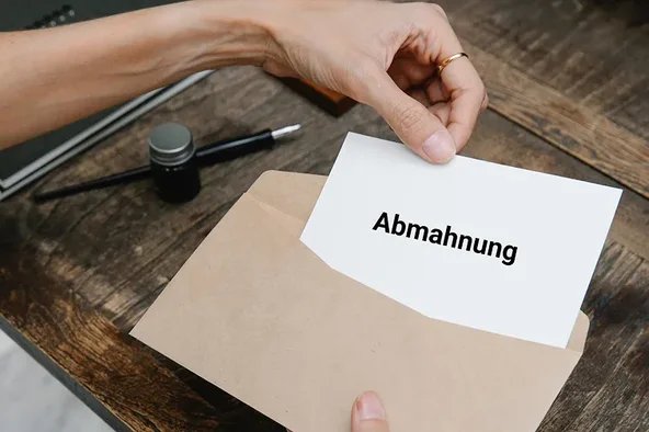 In einem Brief ist ein Blatt mit der Überschrift Abfindung