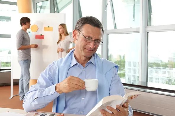 Mann erklärt das Arbeitsrecht