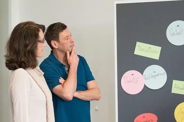 Personen überlegen sich warum Sie einen Betriebsrat gründen sollten.