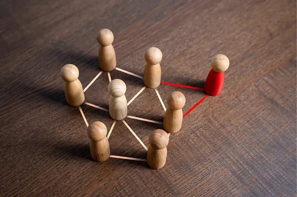 Ein Ersatzmitglied des Betriebsrats wird im Bedarfsfall hinzugezogen.