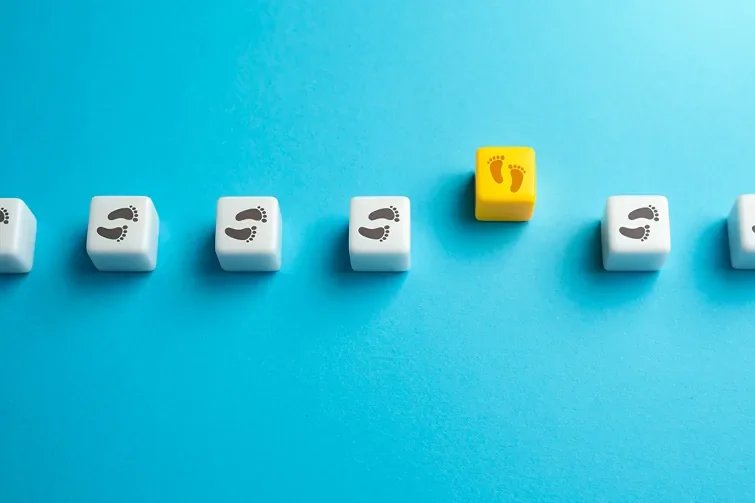 Würfel tritt aus einer Würfelreihe aus