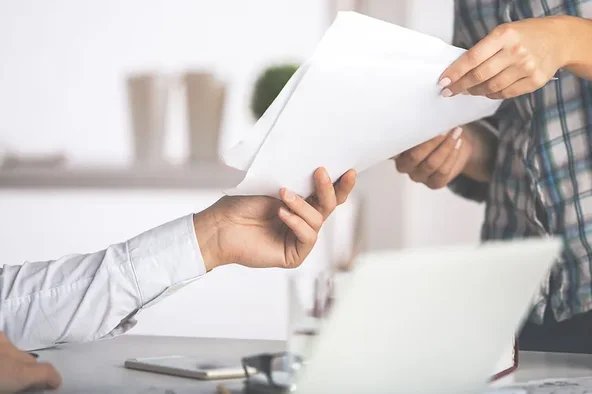 frau wird eingestellt und bekommt die Unterlagen dafür