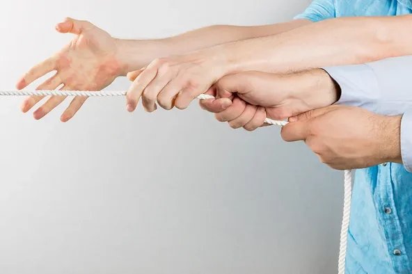 Betriebsrat und Arbeitgeber ziehen zusammen an einem Seil