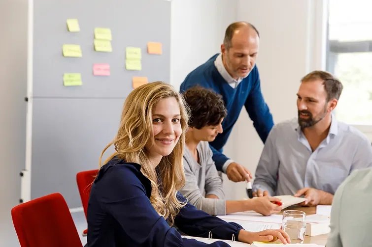 Ein Betriebsratsmitglied sitzt auf einem Stuhl