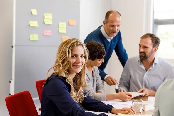 Ein Betriebsratsmitglied sitzt auf einem Stuhl